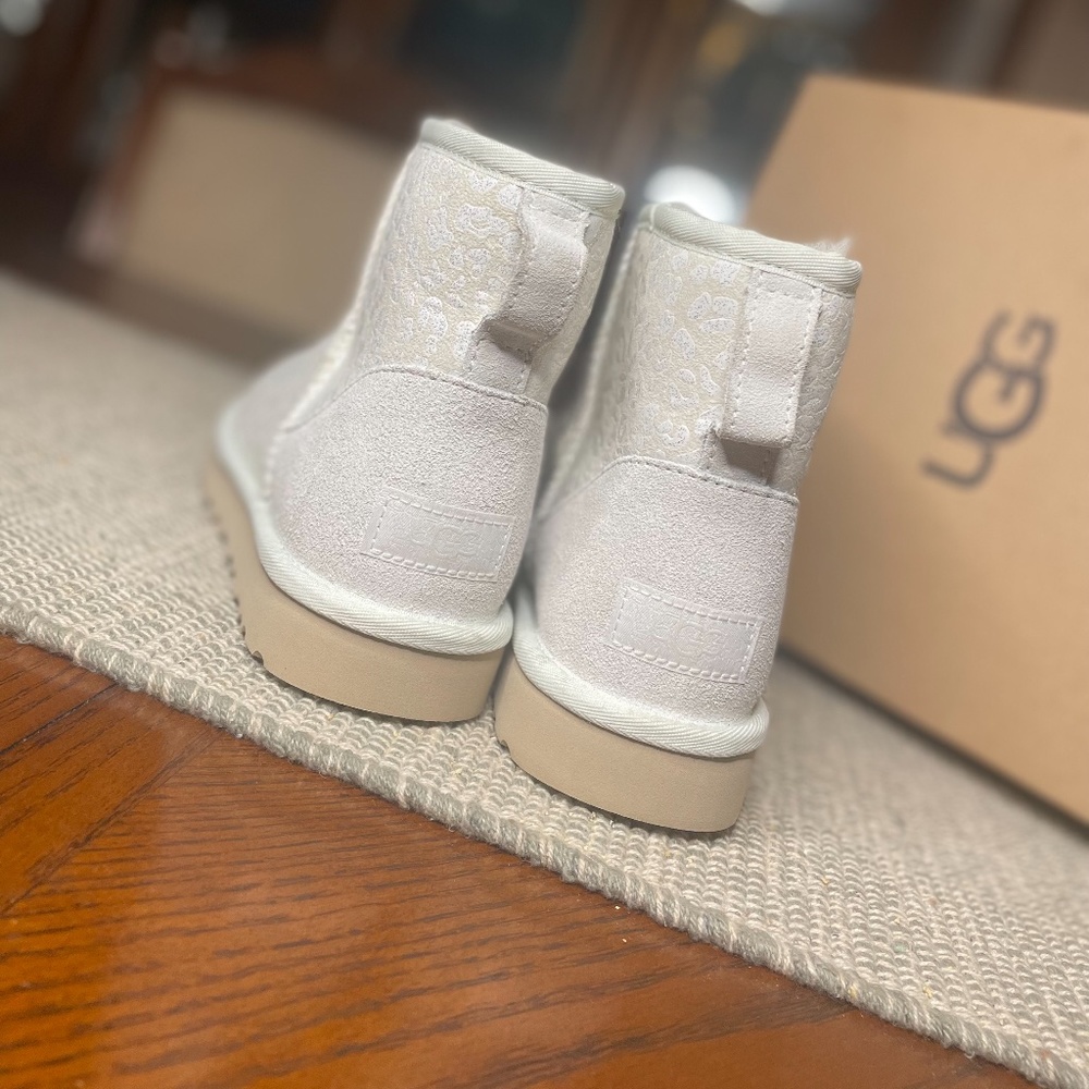 UGGS , 8, WHITE